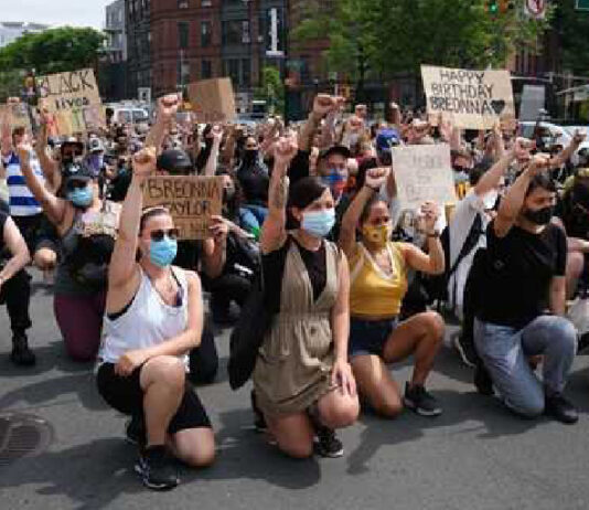 En la marcha de ayer en Brooklyn los manifestantes portaban letreros con el nombre de Breonna Taylor, una afroestadunidense, técnica de emergencias de 26 años, quien murió asesinada dentro de su departamento de ochos disparos hechos por la policía de Louisville durante una fallida redada antidrogas en marzo pasado. Foto Afp.