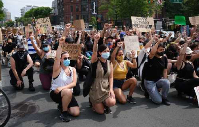 En la marcha de ayer en Brooklyn los manifestantes portaban letreros con el nombre de Breonna Taylor, una afroestadunidense, técnica de emergencias de 26 años, quien murió asesinada dentro de su departamento de ochos disparos hechos por la policía de Louisville durante una fallida redada antidrogas en marzo pasado. Foto Afp.