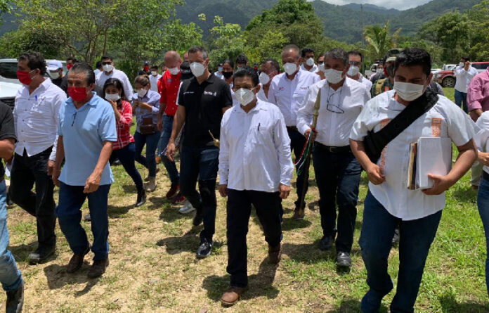 El Gobernador acudió a San Mateo Piñas y Pluma Hidalgo para ofrecer su respaldo a autoridades y familias afectadas, así como para supervisar los daños y entregar apoyos junto con el DIF Oaxaca.