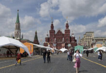 Pese a la pandemia de Covid-19 se realizó el festival anual del libro, en la Plaza Roja en Moscú, Rusia. Foto Xinhua.