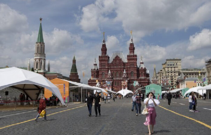 Pese a la pandemia de Covid-19 se realizó el festival anual del libro, en la Plaza Roja en Moscú, Rusia. Foto Xinhua.