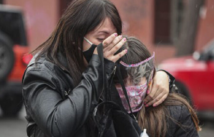 La OMS afirmó que la pandemia “continúa acelerándose” con un millón de casos en ocho días; la cifra global de muertes se ubicó ayer en 470 mil 665. En la imagen, deudos en Santiago, la capital chilena. Foto Ap.