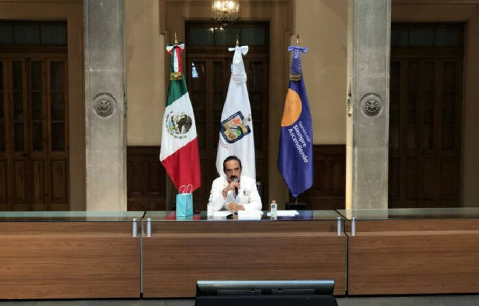 El secretario de Salud de Nuevo León, Manuel de la O Cavazos, en conferencia de prensa. Foto de Twitter @nuevoleon.