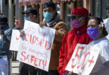 Trabajadores de una empresa empacadora de carne en Utah protestan luego que cientos de sus compañeros se han enfermado de Covid-19. Foto Ap.