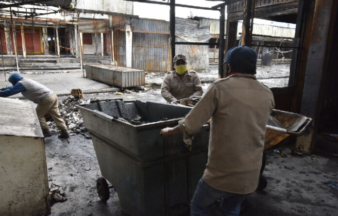 En coordinación con instancias estatales se efectúan labores de saneamiento y retiro de escombros; con la CFE se evalúan posibles daños en la infraestructura eléctrica ocasionados por el sismo de ayer martes.