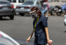 Una doctora camina hacia el Hospital General de México, en la colonia Doctores, alcaldía Cuauhtémoc, en la Ciudad de México. Foto Pablo Ramos.
