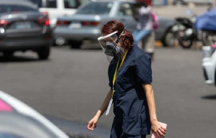 Una doctora camina hacia el Hospital General de México, en la colonia Doctores, alcaldía Cuauhtémoc, en la Ciudad de México. Foto Pablo Ramos.