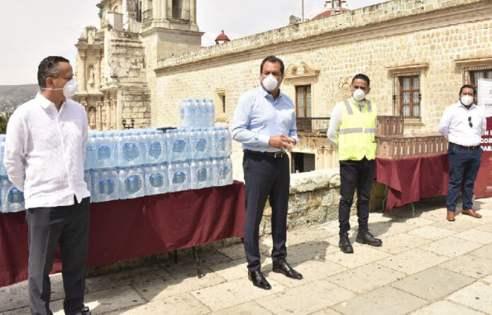 El edil Oswaldo García recibió 14 mil 400 botellas de agua y 800 envases con leche; serán distribuidos entre la población en situación de vulnerabilidad.