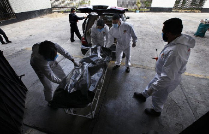 Trabajadores de una funeraria trasladan el cuerpo de una víctima de Covid-19 al crematorio del Panteón San Nicolás Tolentino de Iztapalapa. Foto Ap.