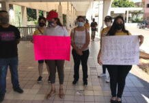 Los padres de los menores exigen medicamentos para el tratamiento. Foto Cristina Gómez.