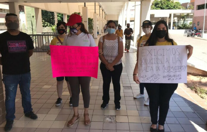 Los padres de los menores exigen medicamentos para el tratamiento. Foto Cristina Gómez.