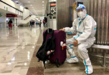 Un pasajero de origen asiático espera su vuelo en la Terminal 1 del aeropuerto capitalino. Foto: Luis Castillo.