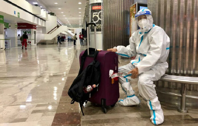 Un pasajero de origen asiático espera su vuelo en la Terminal 1 del aeropuerto capitalino. Foto: Luis Castillo.