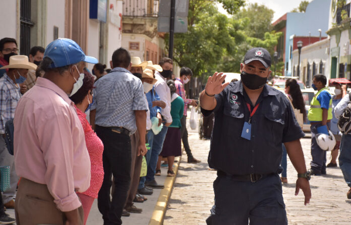 En recorridos de prevención, disuasión y vigilancia, la Dirección de Seguridad Pública, Vialidad y Protección transmite a la población mensajes respecto de las medidas para evitar la propagación del coronavirus.