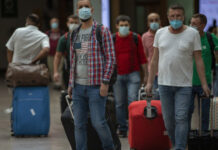 Pasajeros llegan al aeropuerto de Barcelona, España, este martes. Foto Ap.