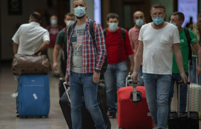 Pasajeros llegan al aeropuerto de Barcelona, España, este martes. Foto Ap.