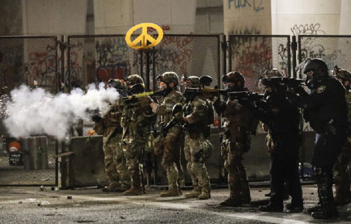 Los agentes federales usan municiones de control para dispersar a los manifestantes de Black Lives Matter durante una protesta en el Palacio de Justicia de los Estados Unidos Mark O. Hatfield en Portland, Oregon. Foto Ap.