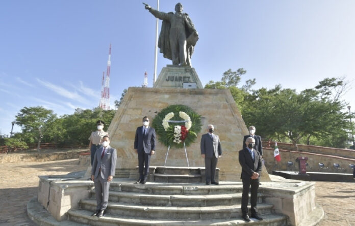 Al pie del monumento erigido en su honor en el Cerro del Fortín, el Presidente Municipal, Oswaldo García Jarquín, encabezó una ceremonia cívica para reconocer el legado juarista.