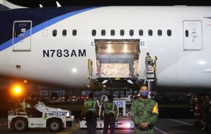 Llegada a la Ciudad de México de tres aeronaves procedentes de China con insumos destinados a atender la emergencia sanitaria, en imagen de archivo. Foto Yazmín Ortega Cortés.