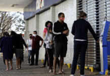 Fila de espera en un banco en Brasilia, Brasil, durante la pandemia de coronavirus. Foto Ap.