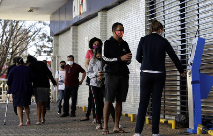 Fila de espera en un banco en Brasilia, Brasil, durante la pandemia de coronavirus. Foto Ap.