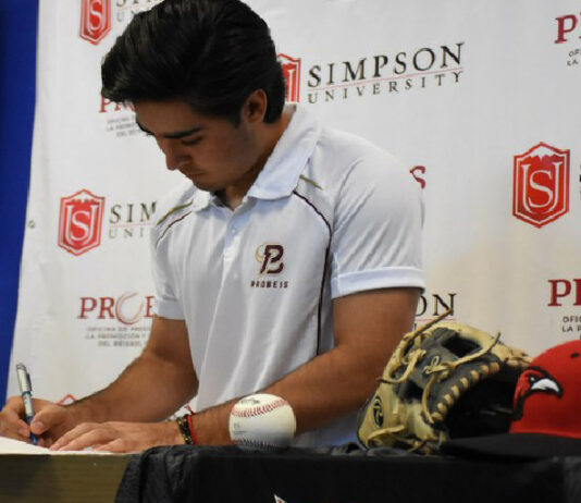 Carlos Valenzuela firmó una carta de intención para estudiar y jugar béisbol en una universidad estadounidense. Foto Cortesía ProBeis.
