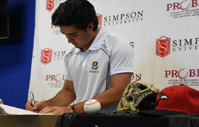 Carlos Valenzuela firmó una carta de intención para estudiar y jugar béisbol en una universidad estadounidense. Foto Cortesía ProBeis.