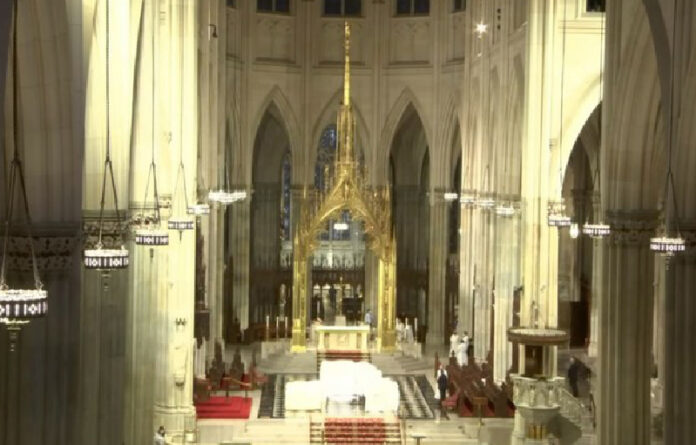 Aspectos del interior de la catedral antes de iniciar la celebración religiosa.