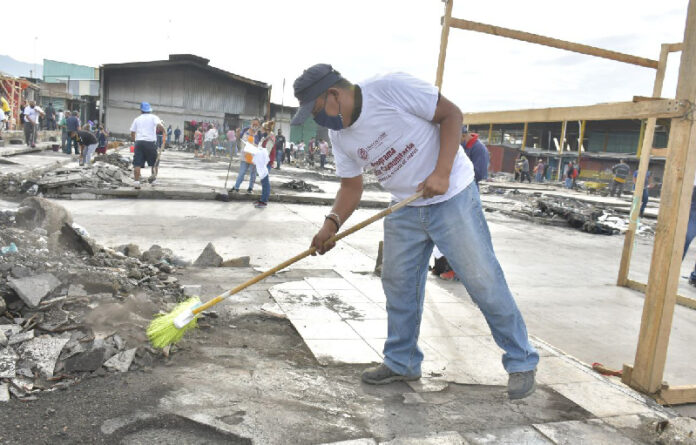 En una acción coordinada para el retiro de escombros y recolección de basura, se refrenda el compromiso del edil Oswaldo García Jarquín, de apoyar a locatarios que vieron mermado su patrimonio tras el siniestro.