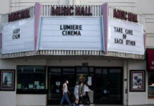 Un cine en Beverly Hills, California, cerrado por la pandemia. Foto Ap.