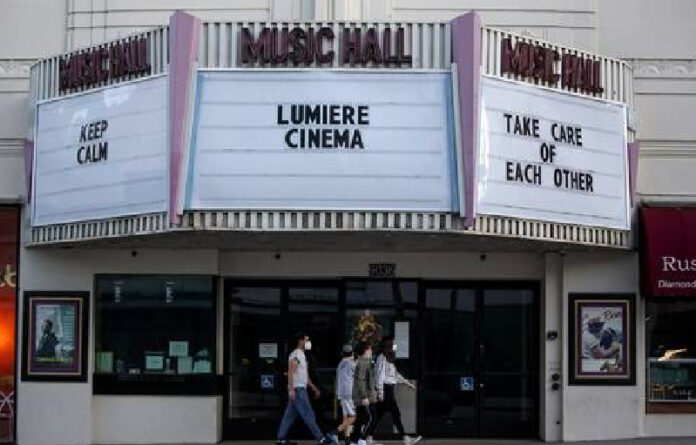 Un cine en Beverly Hills, California, cerrado por la pandemia. Foto Ap.