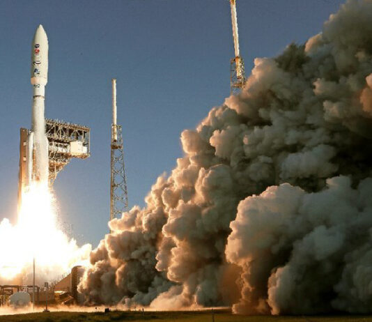 Un cohete United Launch Alliance Atlas V despega de Cabo Cañaveral. Foto Ap.
