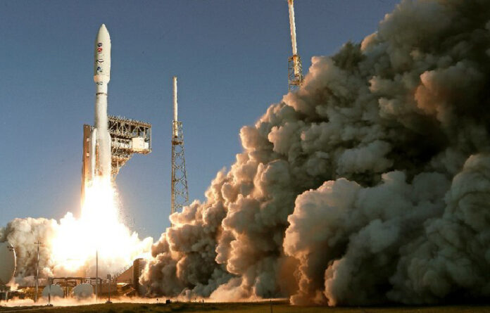 Un cohete United Launch Alliance Atlas V despega de Cabo Cañaveral. Foto Ap.