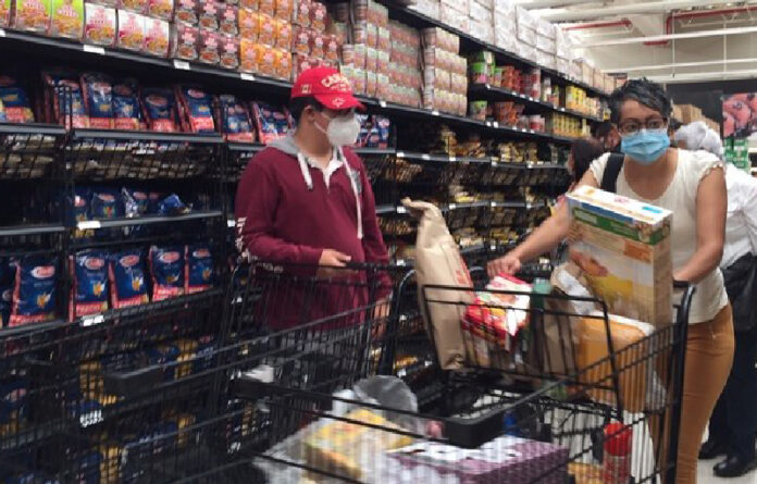 Una vez termine la pandemia, las compras en línea serán un complemento para el comercio tradicional, pues hay personas que adoptarán los canales digitales de forma estricta, señalaron expertos. Foto Guillermo Sologuren / Archivo.