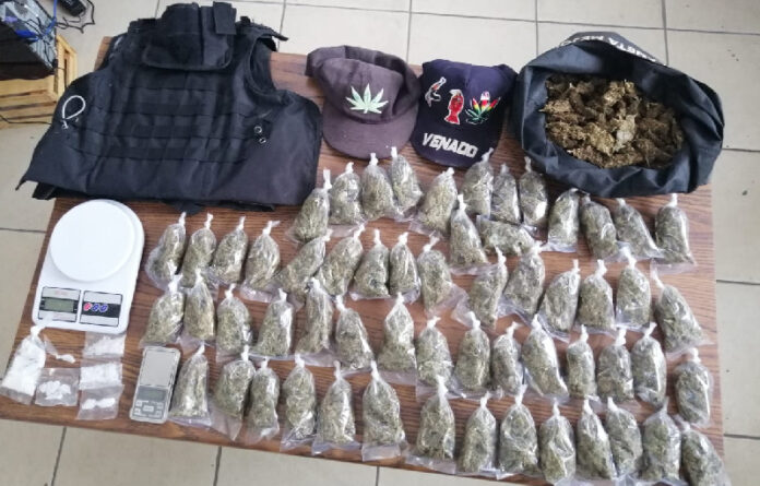 Agentes Estatales de Investigación aseguraron paquetes que contenían marihuana y cristal, además de detener al masculino V. J. B. R., alias “El Venado”.