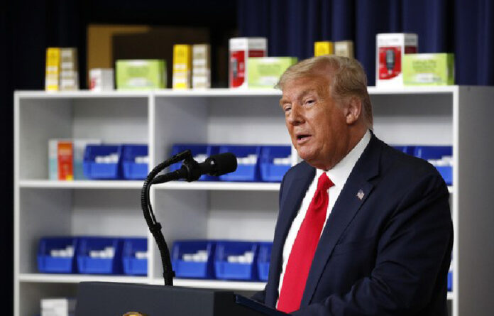 El presidente Donald Trump habla sobre una orden que giró para reducir el precio de algunos medicamentos, en Washington, el 24 de julio de 2020. Foto Ap.