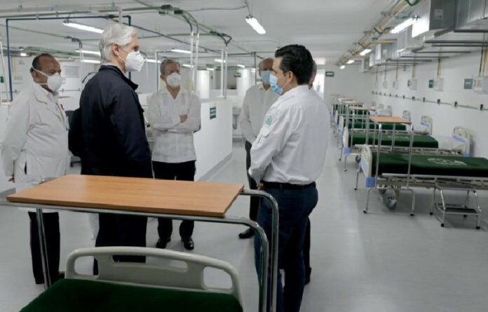 Alfredo Del Mazo, y el director del IMSS Zoé Robledo durante una visita a la Unidad Médica de Atención Ambulatoria en Tlalnepantla. Foto La Jornada.