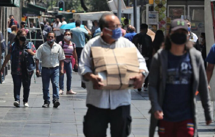 Alfredo del Mazo afirmó que de las acciones preventivas que se realicen de hoy para adelante dependerá en mucho el que podamos continuar con este proceso de apertura y avance en el semáforo. Foto Marco Peláez.