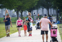 Familias pasean en Washington pese a las altas cifras de contagios de Covid-19 en Estados Unidos. Foto Xinhua.