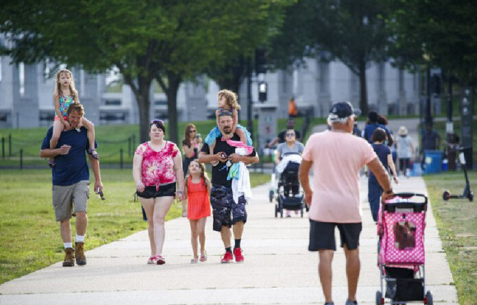 Familias pasean en Washington pese a las altas cifras de contagios de Covid-19 en Estados Unidos. Foto Xinhua.