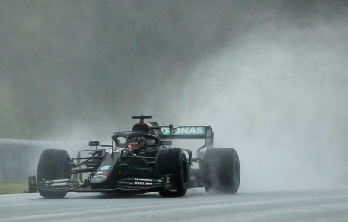 Debido a la lluvia, el inicio de los ensayos de las calificaciones del GP de Fórmula 1 de Estiria fue aplazado sin que se indicara cuándo podría comenzar. Foto Ap / Darko Bandic / Pool.