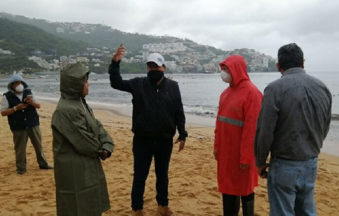 Funcionarios de los gobiernos federal, estatal y municipal constatan que colectores y cárcamos sanitarios trabajen con normalidad en el puerto tras las denuncias por descarga de aguas negras en Acapulco. Foto tomada del Twitter de @AcapulcoGob.