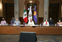 El secretario de Salud, Manuel de la O Cavazos, y los donantes de plasma. Foto cortesía del gobierno del estado.