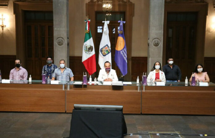 El secretario de Salud, Manuel de la O Cavazos, y los donantes de plasma. Foto cortesía del gobierno del estado.