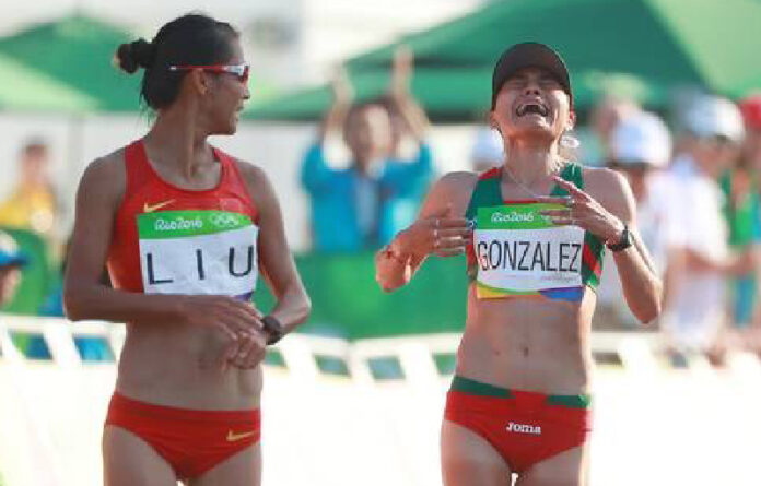 Lupita González (derecha), al momento de llegar segunda en la marcha de 20 kilómetros en los Juegos Olímpicos de Río 2016. Foto Jam Media.