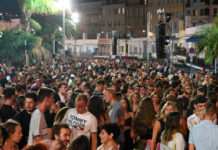 Durante el concierto del DJ y productor francés The Avener, el primer espectáculo público en Niza desde el cierre por el nuevo coronavirus, el 11 de julio de 2020. Foto Afp.