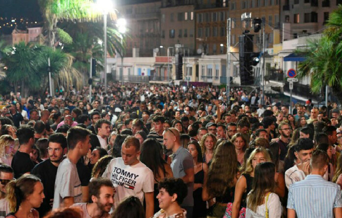 Durante el concierto del DJ y productor francés The Avener, el primer espectáculo público en Niza desde el cierre por el nuevo coronavirus, el 11 de julio de 2020. Foto Afp.