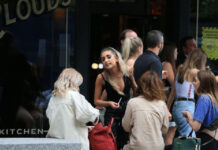 Sin respetar la distancia social, personas hacen fila para ingresar a un pub en Newcastle, Inglaterra. Foto Afp.