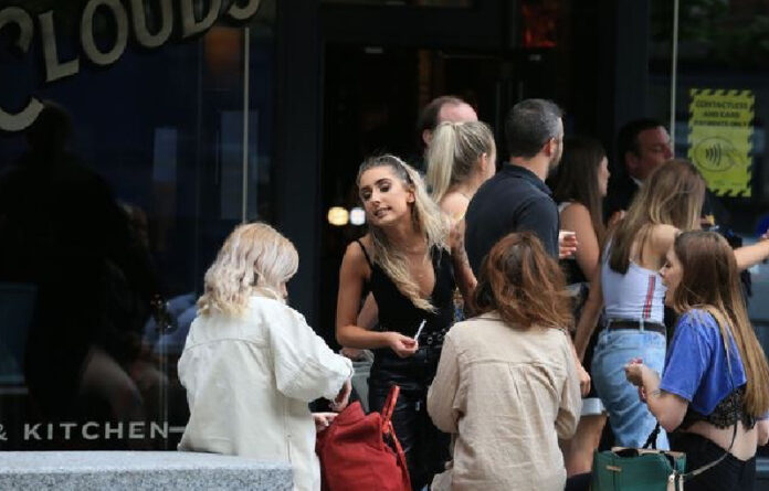 Sin respetar la distancia social, personas hacen fila para ingresar a un pub en Newcastle, Inglaterra. Foto Afp.