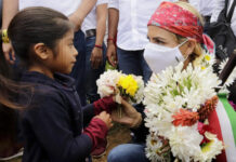 La presidenta del DIF Oaxaca, Ivette Morán de Murat, se desplazó hasta aquella comunidad perteneciente a la Sierra Sur, para llevar apoyo alimentario y palabras de aliento en estos momentos difíciles a las y los pobladores.